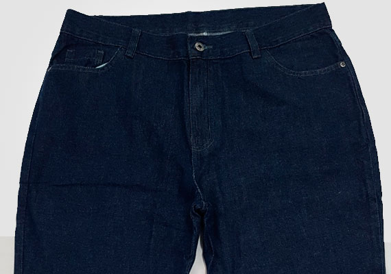 Calça Jeans em tecido 100% Algodão lavado e amaciado, possui zíper e botão de metal.