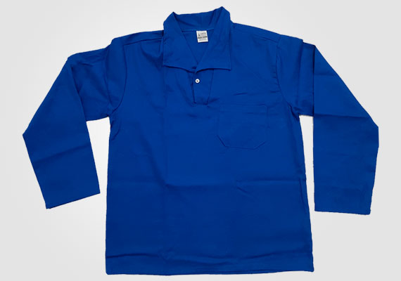 Camisa modelo Gola Italiana fabricada em tecido brim Santanense, manga longa.