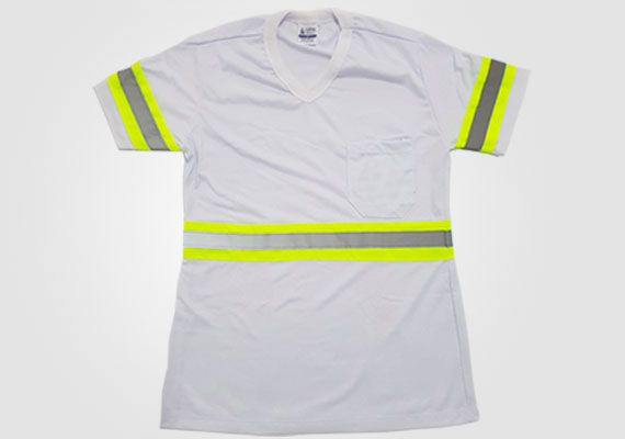 Modelo de camiseta com aplicação de faixa refletiva de 2,5 centimetros no corpo e nas mangas.